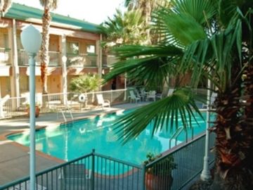 Econo Lodge Inn And Suites Игъл Пас Екстериор снимка